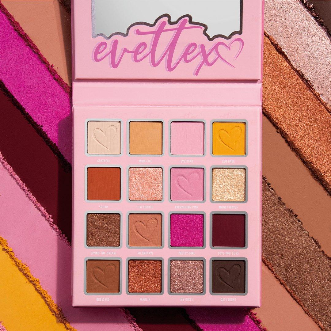 Eyes On Me Eyeshadow Palette 🩷